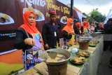 Warga membuat olaha kuliner saat Festival Tahu dan Tempe di Kalilo, Banyuwangi, Jawa Timur, Jumat (9/2). Festival yang diisi dengan arak-arakan tempe Mongkleng & Tahu Buto serta lomba masak olahan berbahan baku Tahu tempe itu, bertujuan untuk mengenalkan kuliner khas daerah tersebut, yang diharapkan dapat menjadi sentra oleh-oleh. Antara Jatim/Budi Candra Setya/zk/18.