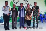 Pelaksana Tugas Bupati Tabalong Zony Alfianoor bersama anggota Forum Koordinasi Pimpinan Daerah usai menggelar jumpa pers di Tanjung, Kamis (22/02). Foto:Antaranews Kalsel/Herlina Lasmianti/ M.