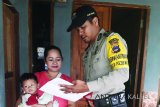 Anggota Polsek Murung Pudak, Kabupaten Tabalong Brigadir Budi W mensosialisasikan Operasi Tangkap Tangan kepada satu warga Belimbing Raya, Rabu (21/02). Sosialisasi ini untuk mengajak warga aktif jika menemukan adanya praktik pungli maupun suap di lingkungannya. Foto:Antaranews Kalsel/Herlina Lasmianti/M.