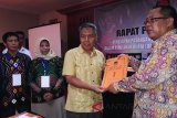 Calon Wakil Bupati Tabalong Mawardi menerima berita acara penetapan calon oleh Ketua KPU Agus Musdian Noor, Mawardi. hadir ke acara rapat pleno terbuka penetapan calon tanpa didampingi pasangannya Anang Syakhfiani, di Hotel Jelita, Senin (12/02). Foto:Antaranews Kalsel/Herlina Lasmianti/G.