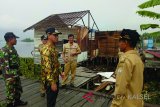 Wakil Bupati Batola H. Rahmadian Noor mengunjungi dan memberi bantuan kepada korban angin puting beliung di Desa Sungai Rasau, Senin (19/2). Foto:Antaranews Kalsel/Arianto/G.