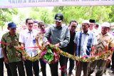 Bupati Tanah Laut H. Bambang Alamsyah meresmikan mushala di objek wisata Pantai Cemara Muara Kintap, Kecamatan Kintap Rabu (14/2). Foto:Antaranews Kalsel/Arianto/G.