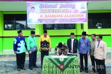 Pemerintah Kabupaten Tanah Laut, Kalimantan Selatan menyerahkan bantuan hibah sebesar Rp 450 juta kepada Pengurus Cabang Muhammadiyah Tanah Laut sekaligus meresmikan gedung SD Muhammadiyah Pelaihari, di Mesjid Al-Mujahiddin Desa Panggung, Kecamatan Pelaihari, Minggu (4/2). Foto:Antaranews Kalsel/Arianto/G.