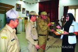 Wakil Bupati Batola H. Rahmadian Noor menyerahkan piagam kepada 12 dokter internship bertugas di Batola, Senin (5/2). Foto:Antaranews Kalsel/Arianto/G. 