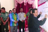 Wartawan Banjarmasin Post Dony Usman dan Kalimantan Post Hipnie Rosadie menandatangani Deklarasi Netralitas Jurnalis dalam rangka mendukung Pilkada 2018. Penandatanganan deklarasi ini digelar di aula Polres Tabalong, Kamis (15/02). Foto:Antaranews Kalsel/Herlina Lasmianti/G.