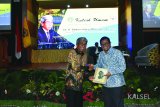 Pemberian buku kepada Rektor ULM Prof Dr H. Sutarto Hadi. Foto:Antaranews Kalsel/Firman/M.