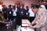 Ketua KPU Tabalong Agus Musdian Noor menandatangani berita acara penetapan Calon Bupati dan Wakil Bupati pada rapat pleno terbuka di Hotel Jelita Tanjung, Senin (12/02). Foto:Antaranews Kalsel/Herlina Lasmianti/G. 