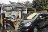 Warga memperbaiki rumah rusak pasca aliran selang gas meledak di Perumahan Cimanggu Residence, Kota Bogor, Jawa Barat, Kamis (15/2). Sebanyak sebelas rumah di Cimanggu Residence rusak, diduga karena selang aliran gas meledak pada rabu (14/2), satu orang luka dan tidak terdapat korban jiwa. ANTARA JABAR/Yulius Satria Wijaya