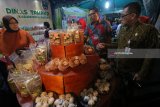 Warga mengunjungi salah satu stan yang memajang hasil olah makanan saat gelar seni budaya Kabupaten Magetan di Taman Budaya Jawa Timur, Surabaya, Jawa Timur, Jumat (9/2). Berbagai kegiatan seperti pameran produk unggulan, kerajinan, dan pertunjukan kesenian digelar untuk mengangkat potensi daerah serta menarik wisatawan ke Magetan. Antara Jatim/Didik Suhartono/zk/18