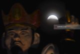 Gerhana bulan total terlihat dari Klenteng Hong San Tang, Surabaya, Jawa Timur, Rabu (31/1). Gernaha bulan dengan tiga keunikan yaitu Supermoon, Bloodmoon dan Bluemoon merupakan fenomena alam langka yang terjadi hanya sekali dalam 150 tahun. Antara Jatim/M Risyal Hidayat/zk/18