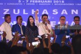 Ketua Umum Partai Amanat Nasional (PAN) Zulkifli Hasan (kedua kanan) didampingi Calon Wakil Gubernur Jawa Timur Emil Dardak (ketiga kanan) dan istri Arumi Bachsin (ketiga kiri) berfoto bersama sejumlah kader disela-sela Deklarasi Tekad Kemenangan se-Jawa Timur di Surabaya, Rabu (7/2). Kegiatan tersebut merupakan serangkaian safari politik Zulkifli Hasan di Jawa Timur pada 5-7 Februari 2018 di Jawa Timur. Antara jatim/M Risyal Hidayat/zk/18