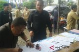 Ketua DPRD Hulu Sungai Tengah Saban Effendi dan beberapa anggota DPRD setempat menandatangani petisi penolakan tambang batu bara di Barabai