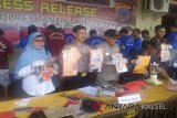 Polres Tanah Laut bersama Kejaksaan Negeri Tanah Laut, Pengadilan Negeri Tanah Laut dan Badan Kesbangpol Tanah Laut memperlihatkan barang bukti Narkoba, di halaman Mapolres Tanah Laut.Foto:Antaranews Kalsel/Arianto/M.