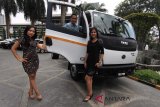 Medan (Antaranews Sumut) - Service Engineer Tata Motors Distribusi Indonesia (TMDI) Adhyaksha Wahyu (tengah) bersama model menunjukkan truk Tata Ultra di Medan, Sumatera Utara, Kamis (15/2). Selain memperkenalkan keunggulan produk Truk, Tata Motors juga menggelar Workshop Truk untuk awak media dengan tujuan agar para wartawan mengerti dan faham tentang teknologi kendaraan niaga Tata Motors. Septianda Perdana