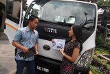 Medan (Antaranews Sumut) - Service Engineer Tata Motors Distribusi Indonesia (TMDI) Adhyaksha Wahyu (kiri) bersama model menunjukkan truk Tata Ultra di Medan, Sumatera Utara, Kamis (15/2). Selain memperkenalkan keunggulan produk Truk, Tata Motors juga menggelar Workshop Truk untuk awak media dengan tujuan agar para wartawan mengerti dan faham tentang teknologi kendaraan niaga Tata Motors. Septianda Perdana