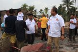 Medan (Sumut.Antaranews) -  Perwakilan dari tim Edy Rahmayadi-Musa Rajekshah (Eramas) Yantoni Purba (kanan) meninjau lokasi kebakaran di Jalan Persatuan, Tuntungan II, Kecamatan Pancurbatu, Deliserdang, Jumat (23/2). Tim Eramas menunjukkan rasa pedulinya terhadap sesama, dengan memberi bantuan untuk korban kebakaran. Septianda Perdana