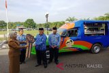 H Ansharuddin melepas mobil perpustakaan keliling demi meningkatkan minat baca anak didik sejak usia dini, dengan motto Jadikanlah Buku Sahabat Karibmu.