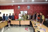 Wakil Ketua I DPRD Balangan, H Syabirin, disambut Ketua DPRD Kota Palangkaraya, Provinsi Kalimantan Tengah, saat pelaksanaan kunjungan kerja bersama Komisi I dan Komisi II DPRD Balangan