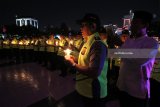 Sejumlah  Kepala Biro Sumber Daya Manusia (Karo SDM) Polri dari seluruh Indonesia mengikuti pembacaan Ikrar Panitia Penerimaan Anggota Dan Seleksi Dikbang Polri TA 2018 di Tugu Pahlawan, Surabaya, Jawa Timur, Kamis (8/2) malam. Mereka berkomitmen dalam rekrutmen dan pengelolaan SDM Polri tahun 2018 akan profesional, bebas dari KKN (Korupsi, Kolusi dan Nepotisme) dan pungutan. Antara Jatim/Didik Suhartono/zk/18