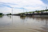 Sebuah kendaraan mogok akibat banjir di jalan raya Porong, Sidoarjo, Jawa Timur, Jumat (16/2). Jalan raya Porong terendam air setinggi 70 cm akibat curah hujan yang tinggi sejak Kamis (15/2). Antara jatim/Umarul Faruq/zk/18