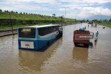 Sejumlah kendaraan mogok akibat banjir di jalan raya Porong, Sidoarjo, Jawa Timur, Jumat (16/2). Jalan raya Porong terendam air setinggi 70 cm akibat curah hujan yang tinggi sejak Kamis (15/2). Antara jatim/Umarul Faruq/zk/18