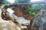 Warga menyaksikan proses evakuasi korban longsor di dekat rel KRD Bogor-Sukabumi sepanjang 40 meter yang menggantung akibat pondasi longsor di Desa Warung Menteng, Kecamatan Cijeruk, Kabupaten Bogor, Jawa Barat, Selasa (6/2). Perjalanan sejumlah kereta api, baik kereta api barang maupun kereta penumpang, lintas Bogor-Sukabumi mengalami gangguan akibat longsor yang terjadi pada Senin (5/2) karena tingginya curah hujan di wilayah Bogor. ANTARA JABAR/Arif Firmansyah/18