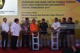 Menteri ESDM Ignasius Jonan (tengah) berbincang dengan Direktur Gas Pertamina Yenni Andayani (kedua kiri) disaksikan Direktur Utama PGN Jobi Triananda Hasjim (kanan), Direktur Utama Pertamina Gas Suko Hartono (kiri), Walikota Mojokerto Masud Yunus (keempat kiri), Wakil Bupati Kabupaten Mojokerto Pungkasiadi (kedua kanan) serta Pelaksana tugas (Plt) Dirjen Migas Kementerian ESDM Ego Syahria (kedua kanan) saat meresmikan 10.101 Sambungan Rumah (SR) Jaringan Distribusi Gas Bumi Rumah Tangga di Mojokerto, Jawa Timur, Jumat (9/2). Dengan memanfaatkan jaringan gas bumi tersebut diharapkan dapat mengurangi ketergantungan terhadap Liquefied Petroleum Gas (LPG) yang sebagian masih impor. Antara Jatim/Zabur Karuru/zk/18