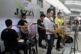 Musisi memainkan lagu-lagu beraliran jazz dalam pagelaran Jazzy Station di Stasiun Kotabaru, Malang, Jawa Timur, Selasa (20/2). Pagelaran yang diadakan selama 15 hari tersebut sengaja diadakan PT KAI untuk mengurangi kejenuhan penumpang saat menunggu keberangkatan kereta api. Antara Jatim/Ari Bowo Sucipto/zk/18.