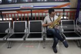 Musisi saxophone bersiap tampil dalam pagelaran Jazzy Station di Stasiun Kotabaru, Malang, Jawa Timur, Selasa (20/2). Pagelaran yang diadakan selama 15 hari tersebut sengaja diadakan PT KAI untuk mengurangi kejenuhan penumpang saat menunggu keberangkatan kereta api. Antara Jatim/Ari Bowo Sucipto/zk/18.