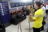 Musisi memainkan lagu-lagu beraliran jazz dalam pagelaran Jazzy Station di Stasiun Kotabaru, Malang, Jawa Timur, Selasa (20/2). Pagelaran yang diadakan selama 15 hari tersebut sengaja diadakan PT KAI untuk mengurangi kejenuhan penumpang saat menunggu keberangkatan kereta api. Antara Jatim/Ari Bowo Sucipto/zk/18.