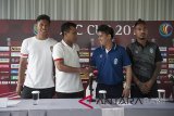 Pelatih Bali United Widodo C Putro (kedua kiri) berjabat tangan dengan Pelatih Yangon United, Myanmar Myo Min Tun (kedua kanan) didampingi pesepak bola Yangon United, Yan Aung Kyaw (kanan) dan pesepak bola Bali United Agus Nova Wiantara (kiri) seusai konferensi pers jelang laga Piala AFC 2018 di Sanur, Bali, Senin (12/2). Bali United akan berhadapan dengan tim tamunya Yangon United dalam laga penyisihan Grup G Piala AFC 2018 di Stadion I Wayan Dipta. Antaranews Bali/Nyoman Budhiana/18.