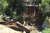 Warga berada disekitar jembatan Cikaroya yang putus di desa Gumulung Lebak, Beber, Cirebon, Jawa Barat, Minggu (25/2). Jembatan penghubung dua kecamatan yaitu kecamatan Beber dan Greged tersebut putus akibat terjangan air saat banjir terjadi pada hari sabtu (24/2) lalu. ANTARA JABAR/Dedhez Anggara/agr/18.