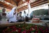 Cagub Jatim nomor urut 1 Khofifah Indar Parawansa (Tengah) memanjatkan doa di pusara Makam Presiden Soekarno disela-sela melakukan kampanye blusukan di Blitar, Jawa Timur, Rabu (21/2). Selain melakukan kampanye blusukan ke pasar tradisional, Khofifah juga menemui beberapa pelaku UKM dan pariwisata serta berziarah ke Makam Presiden Soekarno. Antara Jatim/Irfan Anshori/zk/18