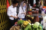 Calon Wakil Gubernur Jatim, Emil Elistyanto Dardak (kiri) berdialog dengan pedagang dalam Kampanye Cawagub Jatim di Pasar Besar Malang, Jawa Timur, Selasa (20/2). Sementara itu, di hari yang sama Cawagub Jatim Puti Guntur Soekarno berusaha meraih simpati massa di  Pasar  Oro-oro Dowo Malang. Antara jatim/Ari Bowo Sucipto/zk/18.