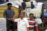 Calon Gubernur Jawa Barat nomor urut empat Deddy Mizwar (kedua kiri) saat berkampanye di kawasan Pasar Anyar, Kota Bogor, Jawa Barat, Sabtu (24/2). Waktu kampanye dimanfaatkan Calon Gubernur Jawa Barat Deddy Mizwar mengenalkan program kampanye kepada masyarakat. ANTARA JABAR/Yulius Satria Wijaya/agr/18.