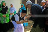 Calon Gubernur Jawa Timur Saifullah Yusuf (kedua kanan) bersalaman dengan kyai pengasuh Pondok Pesantren Miftahul Ulum di Banyuwangi, Jawa Timur, Senin (26/2).  Selama di Banyuwangi, Gus Ipul mengunjungi Pondok Pesantren, Pasar Tradisional dan Sentra kerajinan untuk berkampanye mensosialisasikan programnya. Antara Jatim/Budi Candra Setya/zk/18.