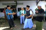 Calon Gubernur Jawa Timur Saifullah Yusuf (kedua kiri) menyapa warga sekitar Pondok Pesantren Miftahul Ulum di Banyuwangi, Jawa Timur, Senin (26/2).   Selama di Banyuwangi, Gus Ipul mengunjungi Pondok Pesantren, Pasar Tradisional dan Sentra kerajinan untuk berkampanye mensosialisasikan programnya. Antara Jatim/Budi Candra Setya/zk/18.