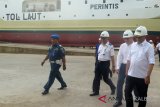 Menteri Perhubungan, Budi Karya Sumadi (kanan) meninjau pembuatan kapal Tol Laut di perusahaan galangan kapal PT Stadefast Marine, Pontianak, Kalimantan Barat (23/2). Sebanyak tujuh buah kapal perintis tol laut Sabuk Nusantara yang dikerjakan di galangan tersebut, ditargetkan akan selesai pada pertengahan 2018. ANTARA FOTO/Sheravim/jhw/18
