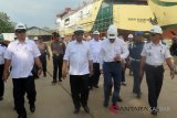 Menteri Perhubungan, Budi Karya Sumadi (empat kanan) meninjau pembuatan kapal Tol Laut di perusahaan galangan kapal PT Stadefast Marine, Pontianak, Kalimantan Barat (23/2). Sebanyak tujuh buah kapal perintis tol laut Sabuk Nusantara yang dikerjakan di galangan tersebut, ditargetkan akan selesai pada pertengahan 2018. ANTARA FOTO/Sheravim/jhw/18
