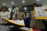 Kapolrestabes Surabaya Komisaris Besar (Kombes) Pol Rudi Setiawan (kedua kanan) menunjukkan tersangka serta barang bukti saat ungkap kasus prostitusi daring di Polrestabes Surabaya, Jawa Timur, Rabu (14/2). Tim Unit Perlindungan Perempuan dan Anak (PPA) Satreskrim Polrestabes Surabaya menangkap empat tersangka (berperan sebagai mucikari) berinisial FQ (24), IR (19), GG (26), dan ANY (23) atas kasus dugaan memperdagangkan orang dan mengamankan delapan korban yang tiga diantaranya masih dibawah umur. Antara jatim/Didik Suhartono/zk/18