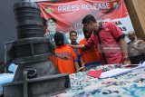 Polisi menunjukkan tersangka dan barang bukti saat ungkap kasus tata niaga BBM di Stasiun Pengisian Bahan Bakar Umum (SPBU) 54.601.92 di Jalan Tegalsari, Surabaya, Jawa Timur, Selasa (27/2). Unit I Subdit IV Tipidter Ditreskrimsus Polda Jatim mengamankan dua tersangka berinisial  EP (39) dan IH (33) atas kasus dugaan penyalahgunaan pendistibusian BBM, mengoplos BBM dan menjual tidak sesuai peruntukkannya. Polisi memgamankan sejumlah barang bukti yang beberapa diantaranya satu truk tangki BBM, segel kran truk tangki BBM, remote mesin dispenser BBM dan alat perekam kamera CCTV dalam kasus itu. Antara Jatim/Didik Suhartono/zk/18