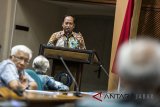 Menteri Riset Teknologi dan Pendidikan Tinggi (Menristekdikti) Mohamad Nasir menyampaikan paparannya saat pertemuan bersama Forum Guru Besar ITB di Bandung, Jawa Barat, Kamis (22/2). Pertemuan dengan puluhan Guru Besar ITB tersebut membahas kebijakan teknologi nasional. ANTARA JABAR/M Agung Rajasa/agr/18