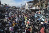 Ribuan kendaraan terjebak kemacetan di Jalan Bojongsoang, Kabupaten Bandung, Jawa Barat, Jumat (23/2). Kemacetan tersebut diakibatkan oleh banjir di jalur utama yang menghubungkan Kota dan Kabupaten Bandung. ANTARA JABAR/Raisan Al Farisi/agr/18