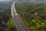 Kendaraan melintas di Jalan Tol Cipularang, Kabupaten Bandung Barat, Jawa Barat, Senin (12/2). PT Jasa Marga akan menyesuaikan tarif tol berdasarkan Keputusan Menteri Pekerjaan Umum dan Perumahan Rakyat (PUPR) pada (15/2) mendatang dengan kenaikan tarif rata-rata Rp 500 untuk kendaraan yang masuk kategori Golongan I. ANTARA JABAR/Raisan Al Farisi