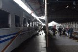 Penumpang Kereta Api (KA) Brantas tiba di Stasiun KA Madiun, Jawa Timur, Selasa (13/2). Banjir yang merendam jalur KA di lintas Brebes-Tegal, Jawa Tengah mengakibatkan kedatangan KA Brantas (relasi Pasar Senen-Semarang-Madiun-Blitar) di Stasiun KA Madiun mengalami keterlambatan lebih dari tiga jam. Begitu juga KA Bangunkarta relasi Gambir-Semararang-Madiun-Surabaya terlambat 120 menit, KA Matarmaja relasi Pasar Senen-Semarang-Madiun-Malang terlambat 109 menit, KA Majapahit relasi Pasar Senen-Semarang-Madiun-Malang terlambat 201 menit. Antara Jatim/Siswowidodo/zk/18