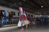 Penumpang Kereta Api (KA) Majapahit tiba di Stasiun KA Madiun, Jawa Timur, Selasa (13/2). Banjir yang merendam jalur KA di lintas Brebes-Tegal, Jawa Tengah mengakibatkan kedatangan kereta tersebut (relasi Pasar Senen-Semarang-Madiun-Malang) di Stasiun Ka Madiun mengalami keterlambatan himgga tiga jam, begitu juga dengan sejumlah kereta lainnya mengalami keterlambatan tiba di stasiun itu hingga tiga jam,. Antara Jatim/Siswowidodo/zk/18
