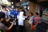 Calon Gubernur Khofifah Indar Parawansa (ketiga kanan) melakukan kampanye tatap muka dengan pedagang dan warga di Pasar Ngemplak, Tulungagung, Jawa Timur, Minggu (25/2). Selama di Tulungagung Khofifah memilih kampanye dengan blusukan ke pasar-pasar tradisional dan kawasan pesisir selatan untuk bertatap muka langsung dengan masyarakat dan menyosialisasikan program-programnya. Antara Jatim/Destyan Sujarwoko/zk/18