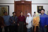 Calon Gubernur Jawa Timur Khofifah Indar Parawansa (ketiga kanan) didampingi Calon Wakil Gubernur Jawa Timur Emil Elestianto Dardak (kedua kiri), istri Arumi Bachsin (kedua kanan) berbincang dengan Uskup Keuskupan Surabaya Monsinyur (Mgr.) Vincentius Sutikno Wisaksono (ketiga kiri), Vikjen Keuskupan Surabaya RD Yosef Eko Budi Susilo (kiri) dan politisi dari Partai Nasional Demokrat Vincensius Awey (kanan) disela-sela kunjungannya di Keuskupan Surabaya, Jawa Timur, Jumat (23/2). Pasangan Calon Gubernur dan Calon Wakil Gubernur Jawa Timur nomor urut satu tersebut untuk bersilaturahmi dan menjaring aspirasi dari keuskupan. Antara Jatim/M Risyal Hidayat/zk/18