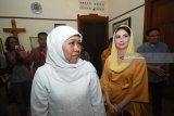 Calon Gubernur Jawa Timur Khofifah Indar Parawansa (kiri) didampingi istri Calon Wakil Gubernur Jawa Timur Emil Elestianto Dardak, Arumi Bachsin (kedua kanan) dan Vikjen Keuskupan Surabaya RD Yosef Eko Budi Susilo (kanan) disela-sela kunjungannya di Keuskupan Surabaya, Jawa Timur, Jumat (23/2). Pasangan Calon Gubernur dan Calon Wakil Gubernur Jawa Timur nomor urut satu tersebut untuk bersilaturahmi dan menjaring aspirasi dari keuskupan. Antara Jatim/M Risyal Hidayat/zk/18