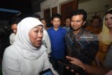 Calon Gubernur Jawa Timur Khofifah Indar Parawansa (kiri) didampingi Calon Wakil Gubernur Jawa Timur Emil Elestianto Dardak (ketiga kiri), istri Arumi Bachsin (kanan) dan politisi dari Partai Nasional Demokrat Vincensius Awey (kedua kiri) menjawab pertanyaan wartawan disela-sela kunjungannya di Keuskupan Surabaya, Jawa Timur, Jumat (23/2). Pasangan Calon Gubernur dan Calon Wakil Gubernur Jawa Timur nomor urut satu tersebut untuk bersilaturahmi dan menjaring aspirasi dari keuskupan. Antara jatim/M Risyal Hidayat/zk/18